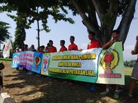 Unjuk rasa KONI Kabupaten Pekalongan dilakukan di lingkungan Sekda Pekalongan, Jawa Tengah. Mereka beraksi bersama sejumlah atlet asal daerah tersebut.