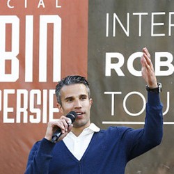 Masih Lanjut di MU Musim Depan, Van Persie?