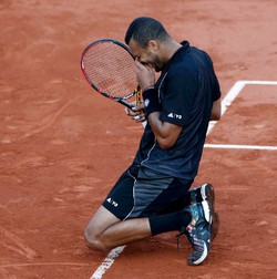 Tsonga Menangi Duel Lima Set Lawan Nishikori