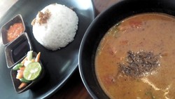 Historia Cafe and Bar: Menikmati Sayur Babanci Khas Betawi dan Es Tajin yang Unik