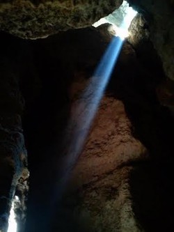 Indahnya Penampakan Cahaya Matahari yang Menyusup di Gua Batu Cermin Flores