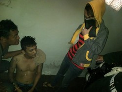 Pria Bertato Ini Kabur Tinggalkan Pacar Saat Dirazia Satpol PP dan BNNP