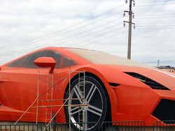 Kembali ke Liga Utama, Tim Sepakbola Rusia Bangun Patung Lamborghini Raksasa