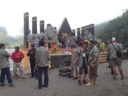 Risers Berwisata Naik Speed Boat di Telaga Sarangan