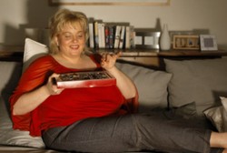 Ingin Nafsu Makan Terkontrol? Jangan Makan Sambil Nonton TV atau Main Game