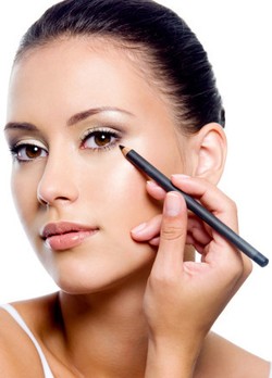 Tips Memakai Eyeliner di Bawah Mata