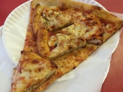 Siapa Mau? Pizza Pepperoni Ber-topping Pizza!