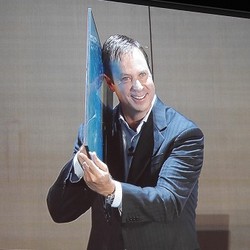 Pamerkan Skylake, Bos Intel Sulap PC Jadi Ponsel