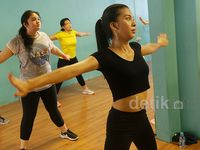 Begini Cara Alisia Rininta Kencangkan Perut dan Bokong