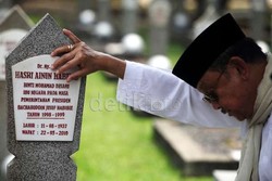 Cerita Penjaga Makam yang Tersentuh Melihat Doa Habibie Untuk Sang Istri