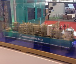 Kapal Raksasa Petronas Ini Panjangnya Setinggi Menara Kembar