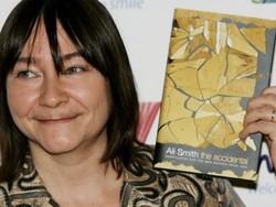 Novelis Ali Smith Raih Penghargaan Fiksi Terbaik