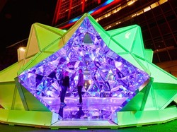Unik! 320 Origami Ciptakan Patung Raksasa dan Bercahaya