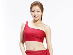 Kang Sora Seksi Berbikini Merah untuk Iklan Sereal