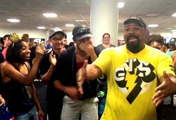 Kena Delay di Bandara, Traveler Nyanyi Lagu Lion King & Aladdin