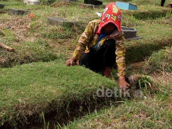 Pembersih Makam Kebanjiran Rezeki