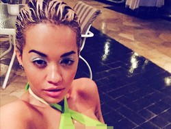 Jelang Konser di Indonesia, Rita Ora Sapa Fans Sambil Kenakan Swimsuit Seksi