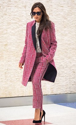 Foto: Victoria Beckham Tampil Stylish dengan Busana Rancangan Terbarunya