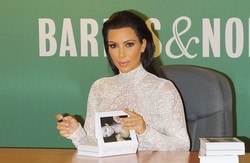 Inilah 8 Makanan Kesukaan Kim Kardashian Saat Hamil! (1)