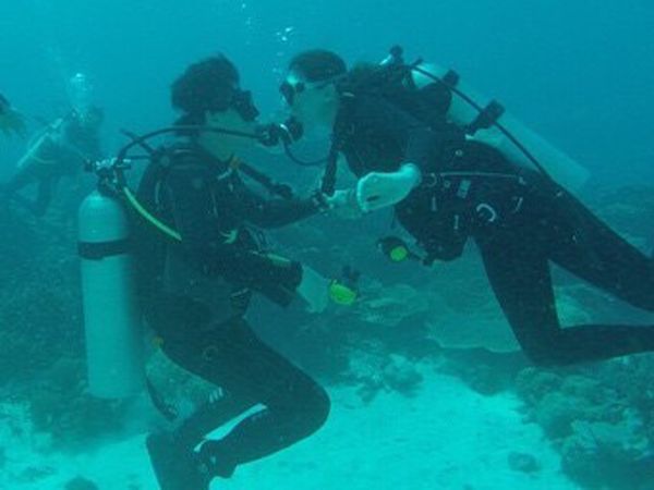 Ini Potret Kemesraan Luna Maya dan Pacar di Laut Flores