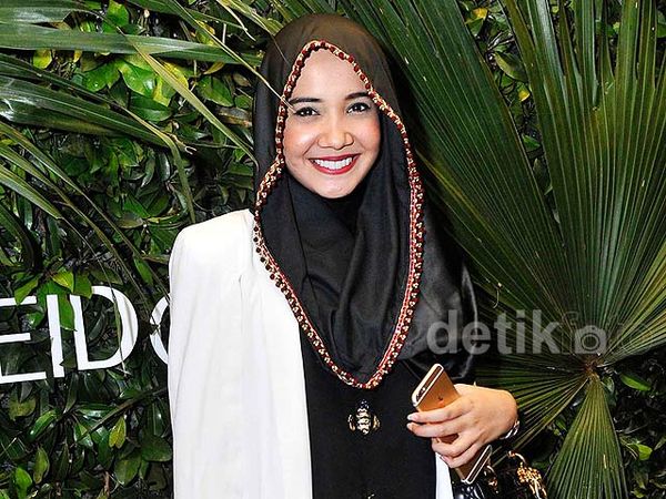 Gaya Monokrom Zaskia Sungkar