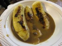 Enaknya Menyantap Pisang Bersiram Saus Kinca dan Es Durian yang Manis Lembut