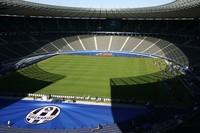 Ini adalah Olympiastadion Berlin yang akan dipakai Juventus dan Barcelona untuk memperebutkan trofi "Si Kuping Besar". Terakhir kali stadion ini digunakan untuk sebuah pertandingan besar adalah final Piala Dunia 2006.