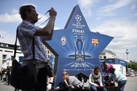 Atmosfer Liga Champions diciptakan sedemikian rupa oleh panitia Berlin. Setiap momen layak diabadikan dengan kamera.