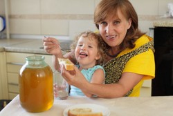 Usia Anak Belum Satu Tahun, Jangan Berikan Buah Campur Madu Sebagai MP-ASI