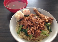 Bakmi Ayam Mataram: Nyam! Gurih Kenyal Bakso Jumbo dan Mie Ayam Ceker