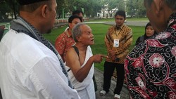 Kakek Haji Badrun Tak Terusik Membimbing Manasik