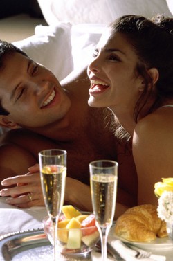 4 Hal Paling Dinanti Wanita di Malam Pertama Selain Bercinta