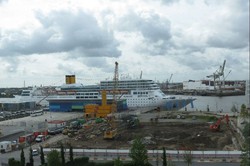 Blusukan ke Pelabuhan yang Pernah Disinggahi Kapal Pesiar Terbesar Dunia