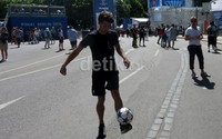 UEFA memang memberikan banyak acara hiburan untuk para fans yang datang ke Berlin untuk menyaksikan kedua kesebelasan. Selain acara-acara seperti yang sudah disebutkan di atas, ada juga sesi tanda tangan dengan bintang-bintang yang pernah menjuarai Liga Champions.
