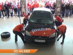 Wow, Empat Mekanik Ini Bongkar Pasang 4 Ban Mobil Kurang dari 1 Menit