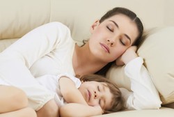 Daripada Dibentak, Anak Lebih Mudah Diajak Tidur Siang dengan Bernyanyi