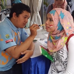 Penonton Antre Demi Dilukis Bendera Merah Putih