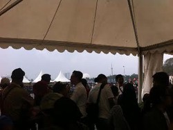 Sempat Diguyur Hujan, Warga Tetap Antusias Tunggu Pawai Jakarnaval