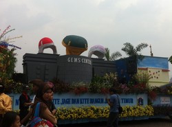 Replika Rumah Susun hingga Cincin Akik Raksasa Meriahkan Jakarnaval