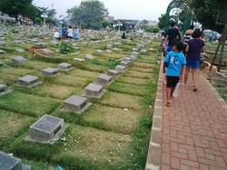 Saat Warga Jakarta Ramai Ziarahi Pemakaman Jelang Ramadan