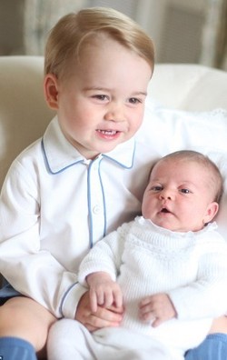 Cute! Kate Middleton Pamer Foto Kemesraan Kedua Anaknya di Twitter