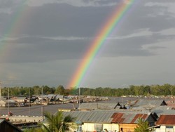 Ujung Pelangi Ternyata Ada di Sungai Palangkaraya