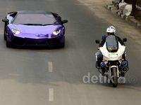 Dikawal Patwal Lamborghini Tanpa Nopol Konvoi Lagi
