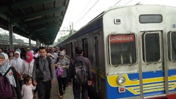Commuter Line Tujuan Jatinegara Alami Gangguan di Pasar Minggu