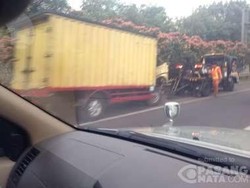 Truk Pasir dan Truk Boks Kecelakaan di Tol JORR, Arah Pondok Indah Macet