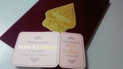 Undangan Pernikahan Gibran, Bersampul Beludru Merah Marun dan Bertinta Emas