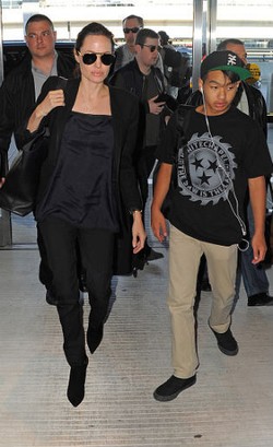 Angelina Jolie dan Brad Pitt Liburan Bersama 6 Anaknya Naik Pesawat Ekonomi