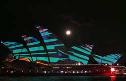 Sydney Opera House Tak Pernah Secantik Ini!