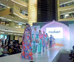 Moshaict by Itang Yunaz Rilis Busana Muslim Tabrak Motif dan Warna