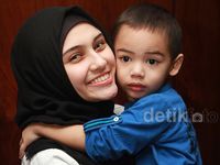 Kebersamaan Zee Zee Shahab dan Putranya Tercinta